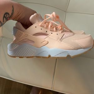 BRAND NEW NIKE HUARACHES WMNS 8.5